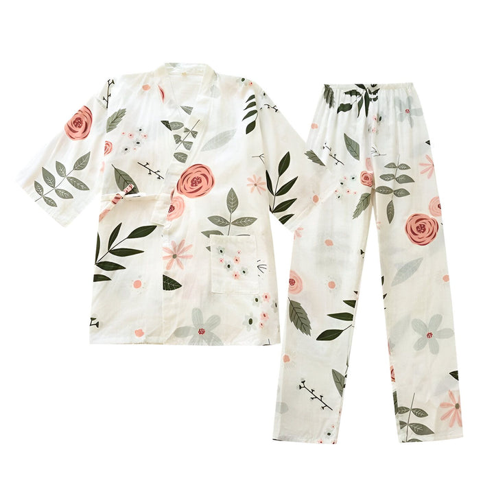 Ensemble kimono et pantalon de pyjama blanc à motifs floraux roses et verts. Vêtements de nuit confortables, style japonais. Kimono fleuri pour femmes.