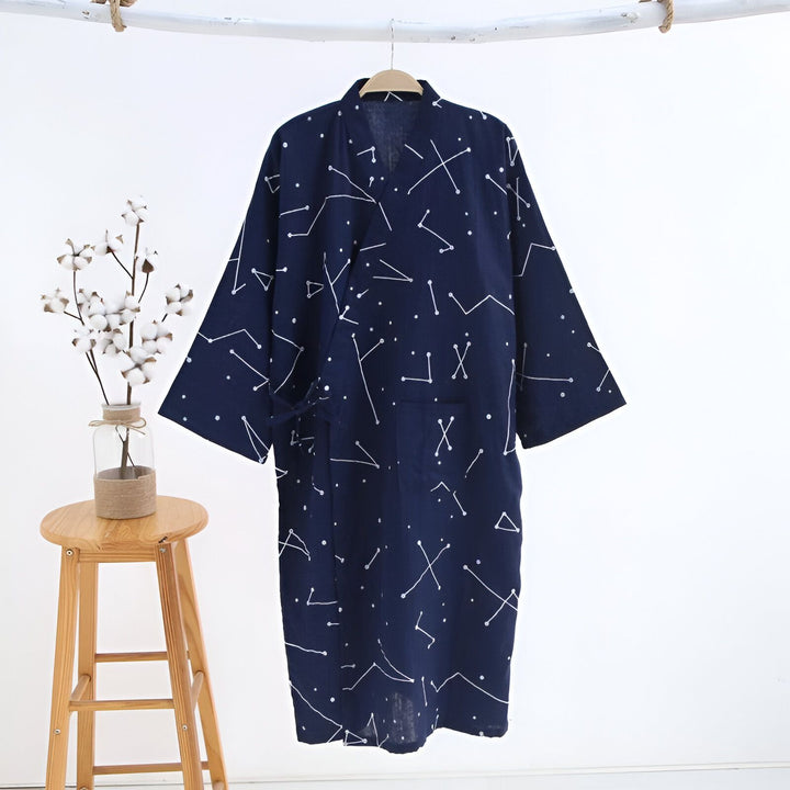 Kimono bleu marine à motifs géométriques blancs, suspendu sur un portant en bois. Vente de kimonos en ligne.
