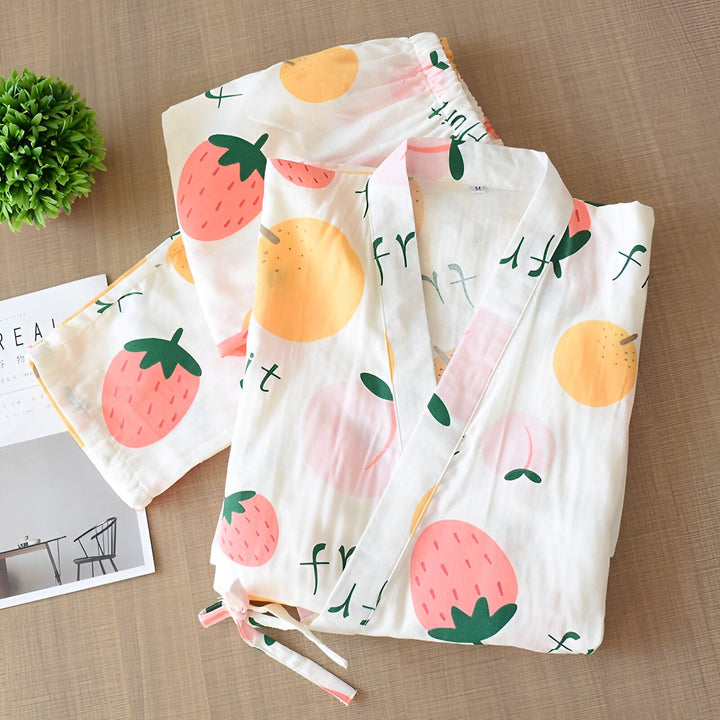 Ensemble kimono et pantalon de pyjama en coton, imprimé de motifs fruités : fraises, oranges, pêches. Vêtements de nuit confortables et élégants pour femmes. Kimonos à motifs de fruits.