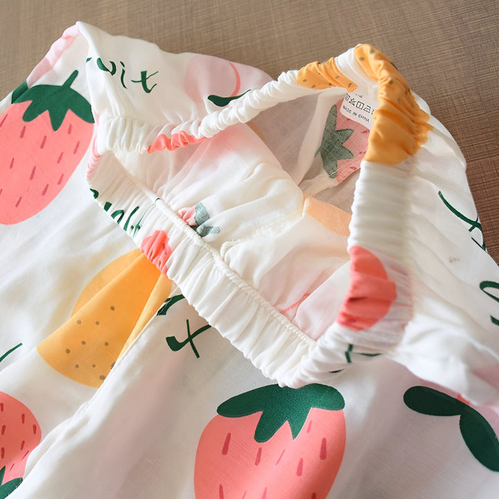 Kimono d'intérieur imprimé fruits (fraises, pêches, mangues). Pyjama léger et confortable en vente.