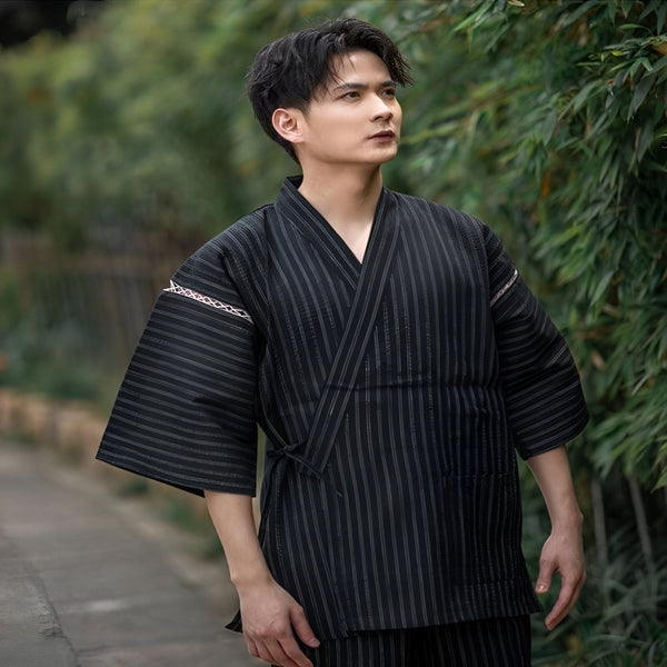 Homme portant un kimono japonais rayé noir et blanc. Vêtements traditionnels japonais. Collection de kimonos pour hommes.