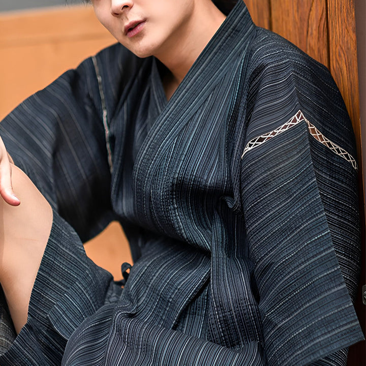 Homme portant un kimono japonais rayé bleu et blanc. Vêtements traditionnels japonais à vendre.