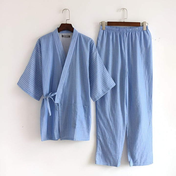 Ensemble kimono rayé bleu clair pour hommes, comprenant un haut de kimono avec une ceinture et un pantalon assorti, suspendu sur des cintres. Vêtements de détente confortables.