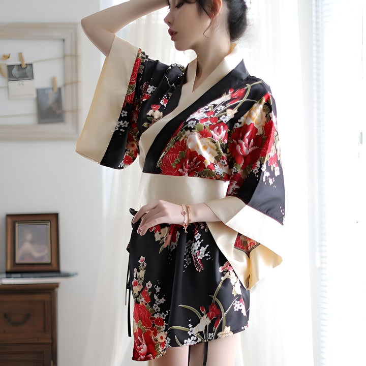 Femme portant un kimono fleuri noir et rouge. Kimonos pour femmes disponibles à l'achat.