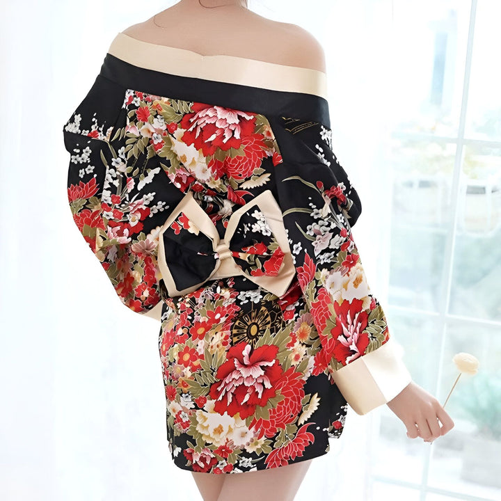 Kimono fleuri noir et rouge avec noeud à la taille. Vêtement traditionnel japonais, motif floral, épaules dénudées. Idéal pour un look bohème chic ou une soirée à thème asiatique. Découvrez notre collection de kimonos uniques.