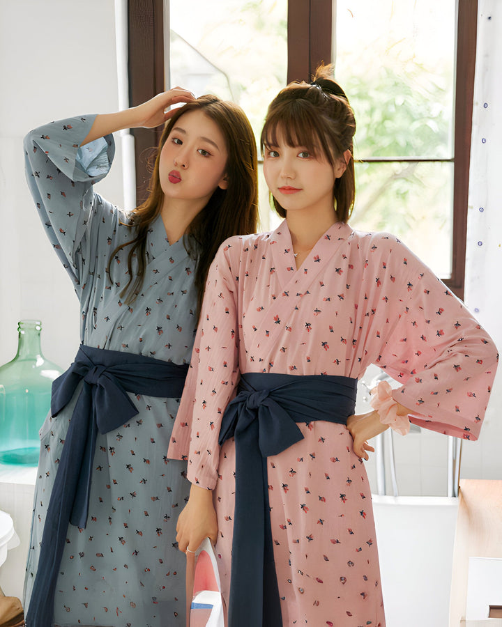 Deux femmes posant en kimonos fleuris avec ceintures. Kimonos japonais confortables, disponibles à l'achat. Vêtements d'intérieur élégants.