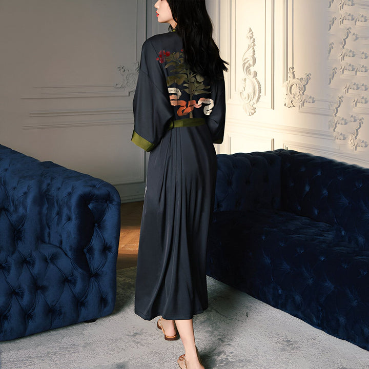 Kimono long noir avec motif floral brodé au dos, ceinture verte. Vêtements japonais traditionnels.