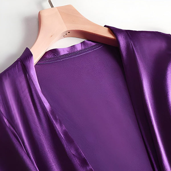 Kimono violet en satin sur un cintre. Vêtement d'intérieur élégant et confortable. Idéal pour se détendre avec style. Découvrez notre collection de kimonos.