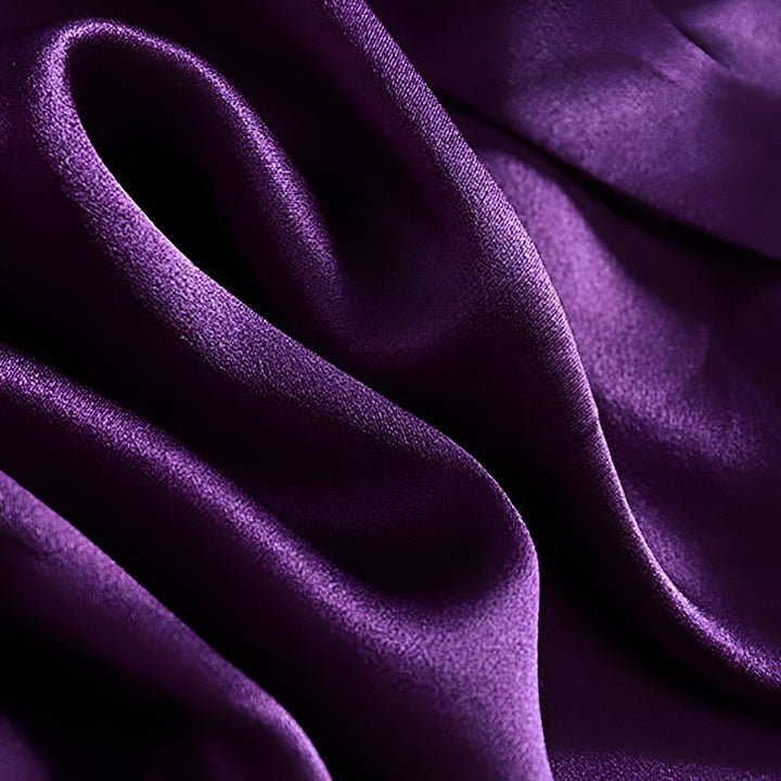 Détail de tissu en soie violet profond pour kimonos. Texture luxueuse et élégante, idéale pour nos kimonos de qualité. Nuances riches et soyeuses.
