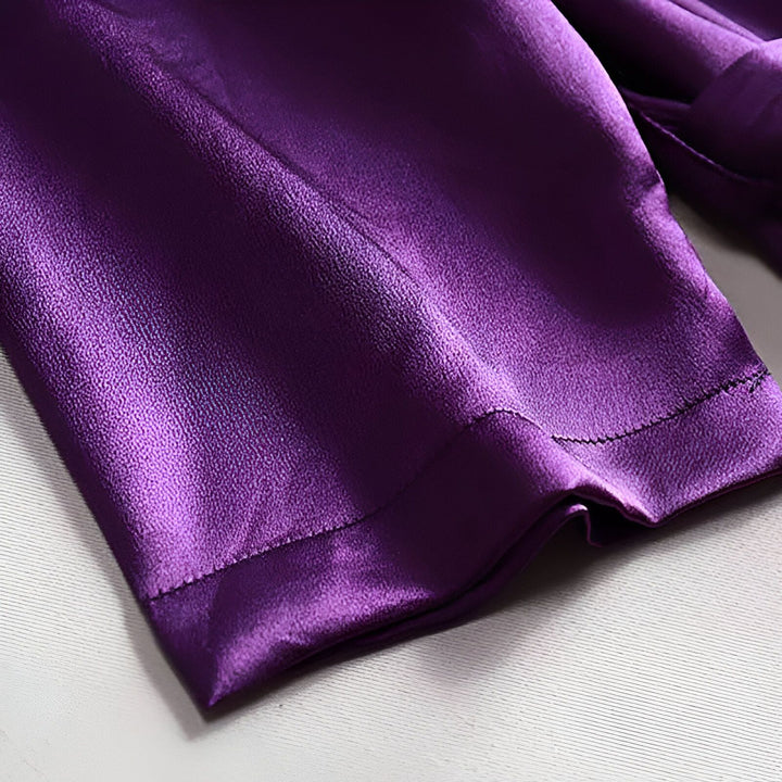 Détail d'un kimono en soie violet, vêtement traditionnel japonais. Texture brillante, élégance et confort. Idéal pour se détendre avec style. Découvrez notre collection de kimonos uniques.