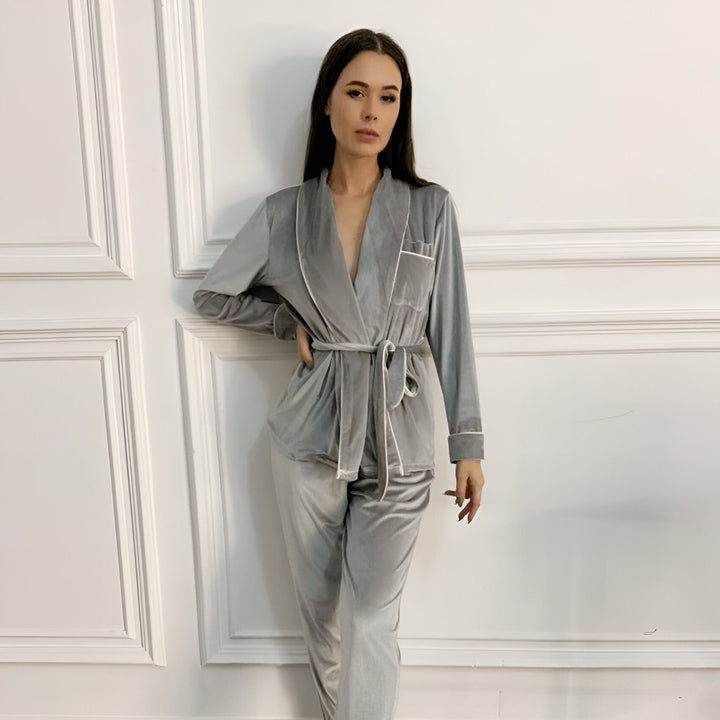 Femme portant un kimono/peignoir en velours gris avec ceinture. Vêtements de détente confortables et élégants. Collection kimono.
