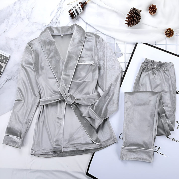 Ensemble kimono en velours gris clair avec ceinture, comprenant un peignoir et un pantalon assorti. Idéal pour la détente à la maison avec style.