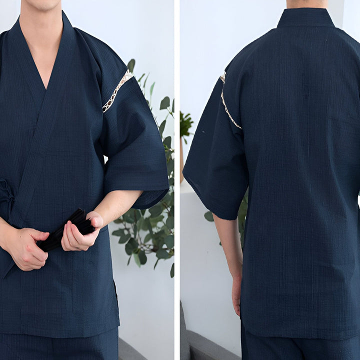 Homme portant un kimono bleu marine. Vêtements traditionnels japonais en vente. Détails brodés sur les épaules. Vue de face et de dos.