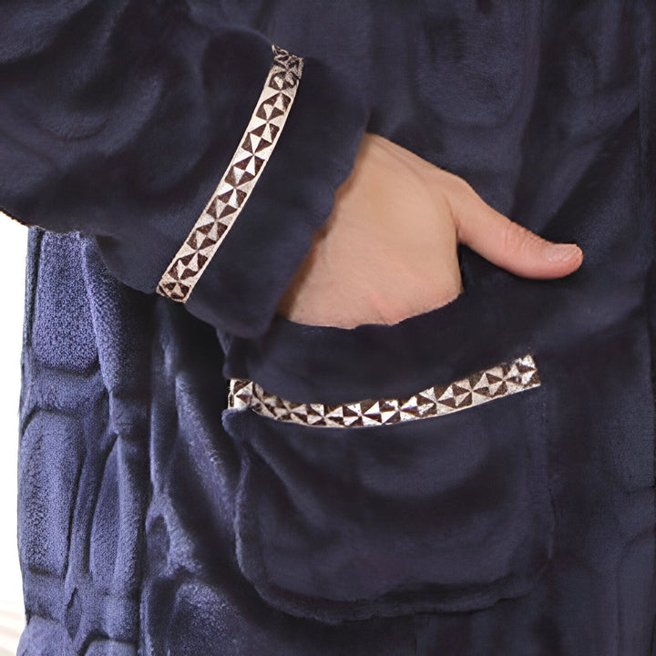 Détail d'un kimono en velours bleu marine avec motifs sur la poche et le poignet. Vêtement japonais confortable et élégant, parfait pour se détendre à la maison. Découvrez notre collection de kimonos.