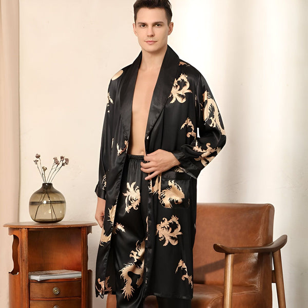 Homme portant un kimono en soie noire à motifs de dragons dorés. Vêtements d'intérieur élégants et confortables. Découvrez notre collection de kimonos pour hommes.