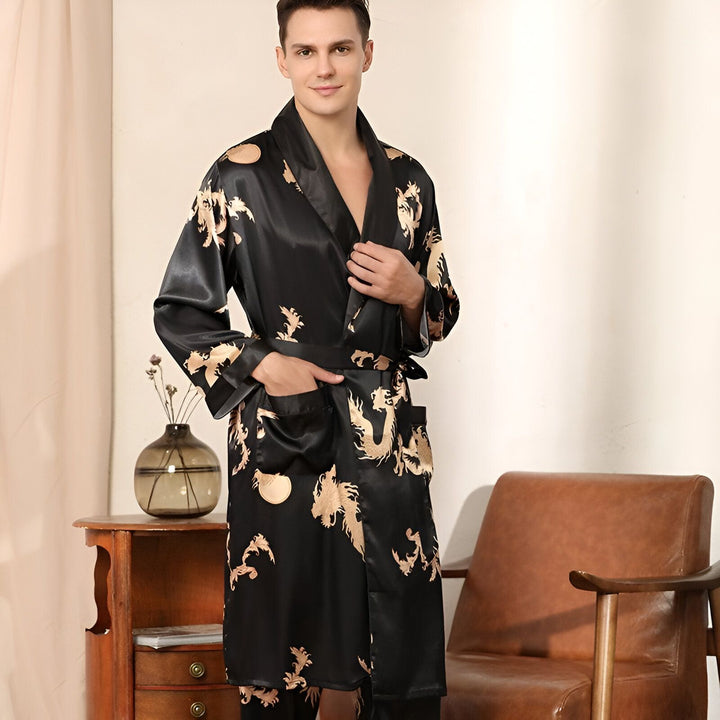 Homme portant un kimono noir à motifs de dragons dorés. Kimono élégant et confortable, parfait pour se détendre à la maison. Vente de kimonos en ligne.