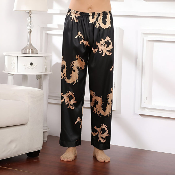 Pantalon de pyjama style kimono noir avec motifs de dragons dorés. Vêtements de nuit confortables et élégants. Découvrez notre collection de kimonos et pyjamas.