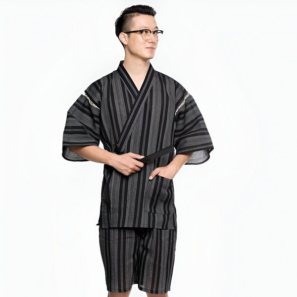 Homme portant un kimono japonais rayé noir et gris. Ensemble kimono et short pour homme, vêtement japonais traditionnel en vente.