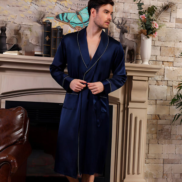 Homme portant un kimono bleu marine élégant avec bordure blanche. Kimono de luxe pour hommes, idéal pour la détente à la maison. Kimono parfait pour un cadeau raffiné.