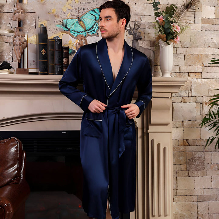Homme portant un kimono bleu marine élégant. Peignoir luxueux avec ceinture. Vêtements de détente haut de gamme. Collection de kimonos pour hommes. Style et confort.