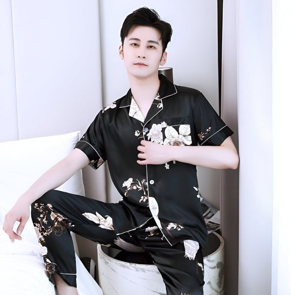 Homme portant un pyjama kimono noir à motifs floraux. Vêtements de nuit japonais élégants, confortables et de haute qualité. Boutique de kimonos en ligne.
