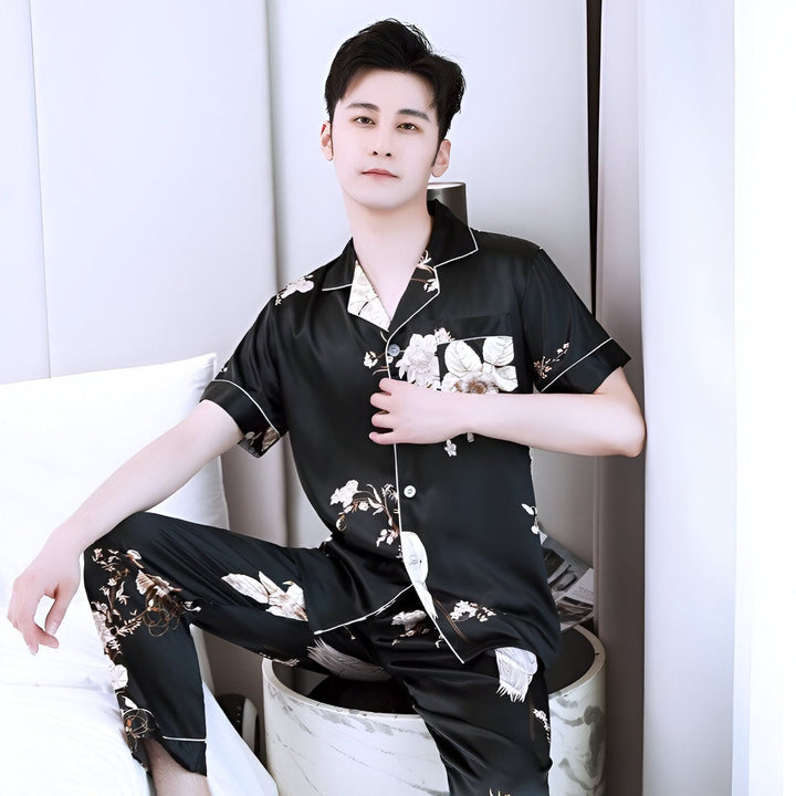 Homme portant un pyjama kimono noir à motifs floraux. Vêtements de nuit japonais élégants, confortables et de haute qualité. Boutique de kimonos en ligne.