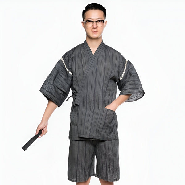 Homme portant un ensemble kimono gris rayé avec bordure en dentelle blanche. Vêtements traditionnels japonais en vente.