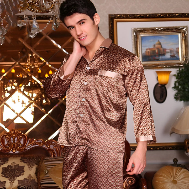 Homme portant un pyjama style kimono marron à motifs dans un décor luxueux. Idéal pour le confort et l'élégance à la maison. Vêtements de nuit kimono pour hommes.
