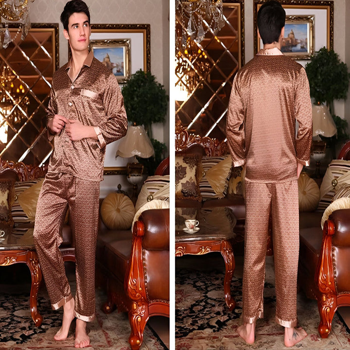 Homme portant un pyjama kimono marron satiné. Vêtements de nuit kimono pour hommes en soie confortable. Détails et finitions luxueuses. Mode kimono pour homme.