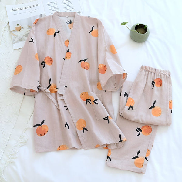 Kimono rose clair à motifs d'oranges, ensemble pyjama en coton doux. Vêtement d'intérieur confortable et élégant. Idéal pour se détendre à la maison. Découvrez notre collection de kimonos uniques.