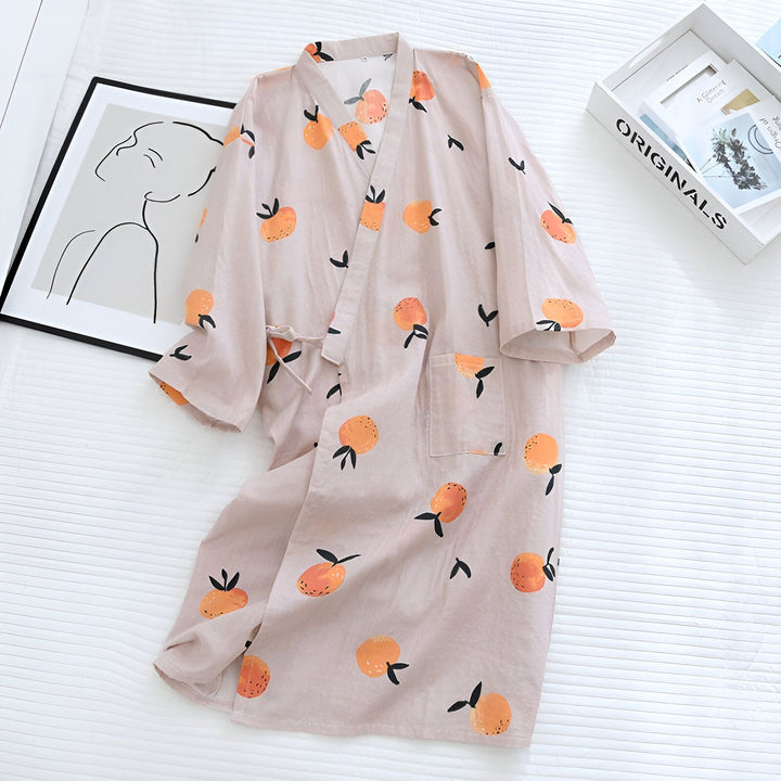 Kimono rose pâle avec motif d'oranges, idéal comme vêtement d'intérieur confortable et élégant. Parfait pour se détendre avec style. Découvrez notre collection de kimonos uniques.