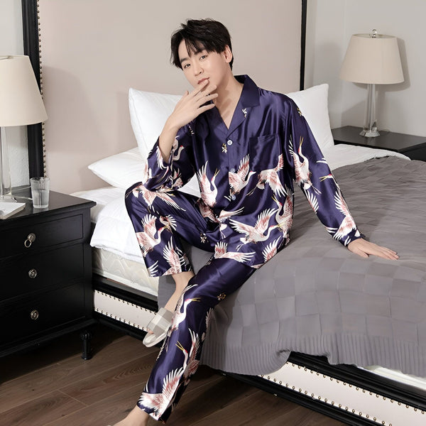 Homme en pyjama kimono bleu marine à motifs de grues. Vêtements de nuit japonais confortables. Collection de kimonos de notre boutique.