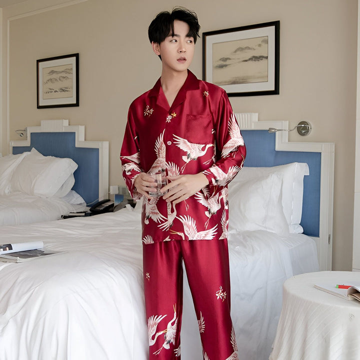 Homme portant un kimono bordeaux à motifs de grues blanches. Vêtements de style japonais pour la maison. Kimonos de notre collection.