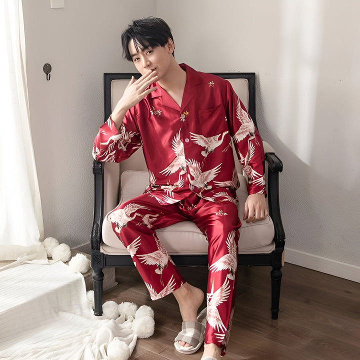 Homme portant un pyjama kimono rouge avec des motifs de grues blanches. Vêtements de nuit confortables et élégants pour hommes. Collection de kimonos.