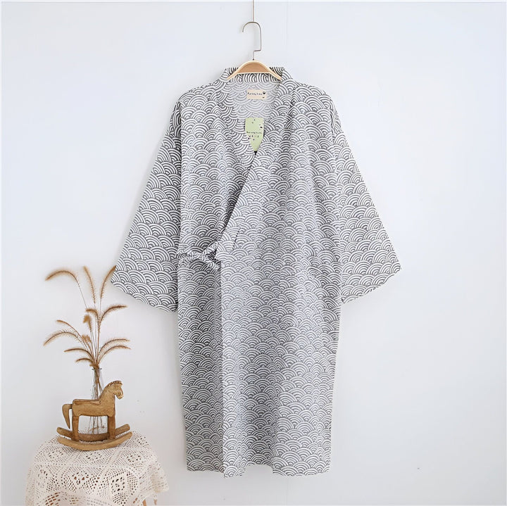 Kimono gris à motifs d'ondes japonaises, suspendu sur un cintre. Vente de kimonos authentiques.