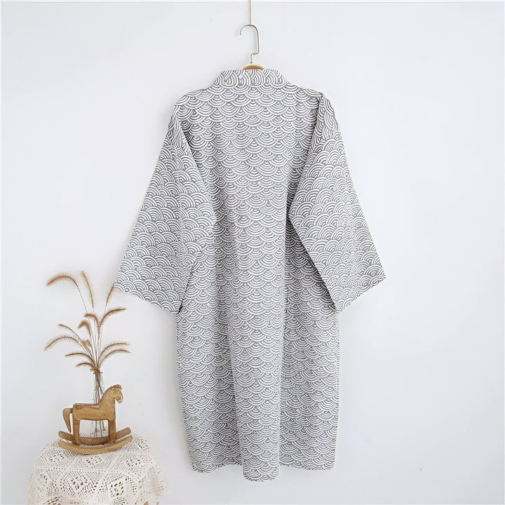 Kimono gris à motifs vagues, suspendu, style japonais moderne. Vêtements traditionnels revisités.