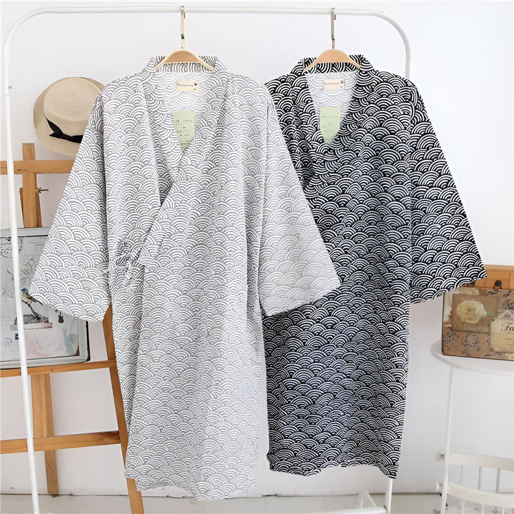 Kimono japonais pour homme et femme, motifs vagues, disponible en gris et noir. Vêtements traditionnels japonais, robes de chambre style kimono. Boutique de kimonos en ligne.