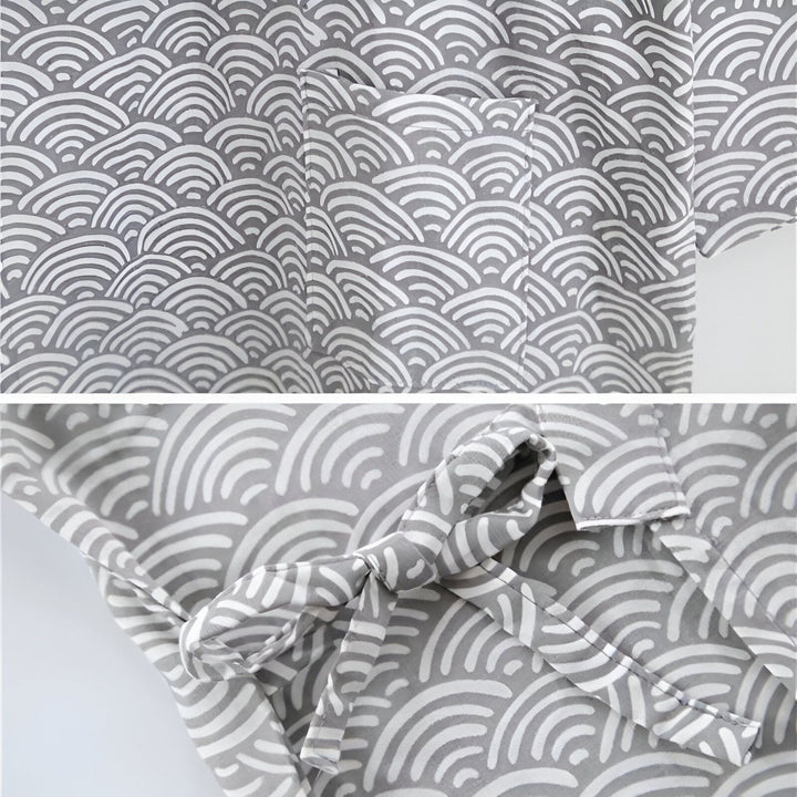 Détail d'un kimono gris à motif de vagues blanches, avec une poche poitrine et une ceinture à nouer. Idéal pour votre style vestimentaire. Découvrez nos kimonos uniques.