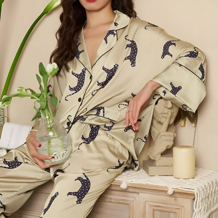 Femme portant un pyjama kimono en soie beige avec des motifs de léopards noirs. Vente de kimonos en ligne.