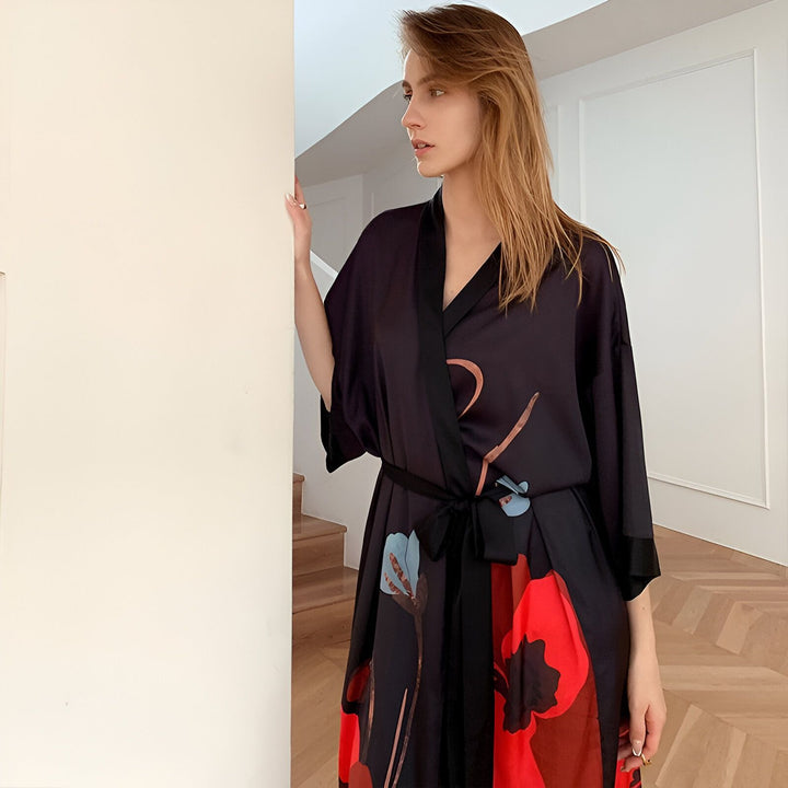 Femme portant un kimono noir à motifs floraux rouges et bleus. Kimono élégant et confortable à vendre.