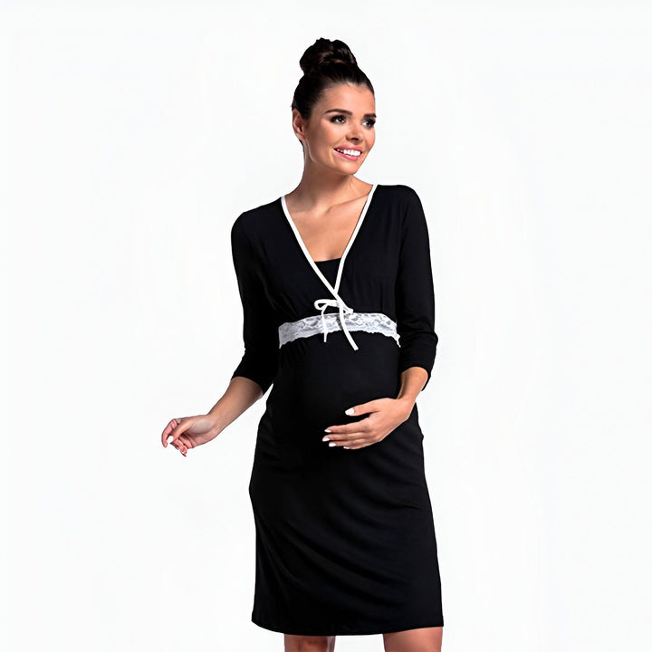 Femme enceinte souriante portant une robe de chambre kimono noire avec des garnitures en dentelle blanche, idéale comme vêtement de maternité ou kimono confortable. Vêtements de grossesse élégants.
