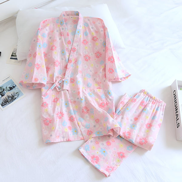 Kimono rose à fleurs pour femmes. Ensemble kimono confortable avec pantalon assorti. Vêtements de détente parfaits. Découvrez notre collection de kimonos uniques.