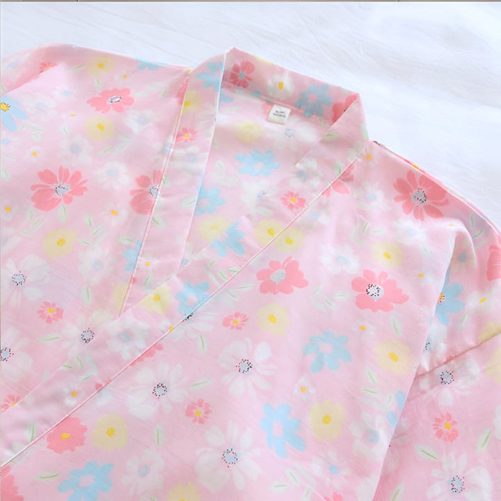Kimono rose à fleurs. Détail du col et du motif floral printanier. Kimono pour femme disponible à l'achat.
