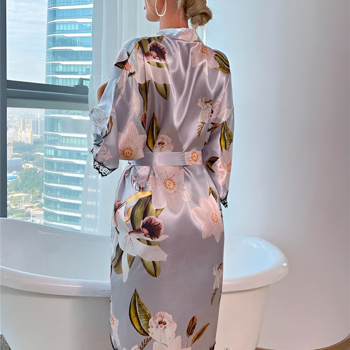 Kimono femme en satin à motifs floraux, vue de dos. Peignoir élégant pour la maison, disponible dans notre boutique en ligne. Vêtements d'intérieur confortables et raffinés.