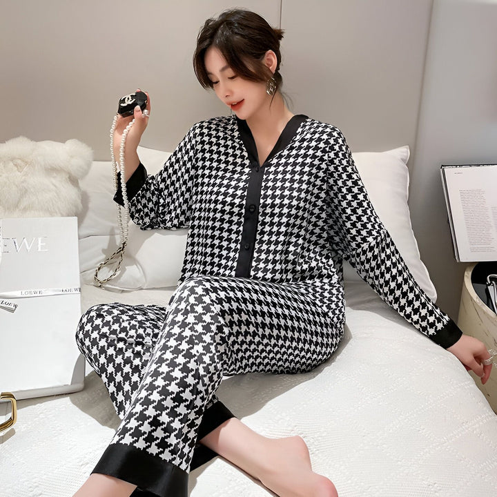 Femme en pyjama pied-de-poule noir et blanc, assise sur un lit. Kimono moderne. Vente de kimonos en ligne.
