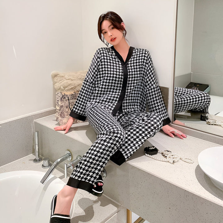 Femme asiatique portant un pyjama/kimono à motif pied-de-poule noir et blanc. Vente de kimonos confortables et élégants pour femmes. Découvrez notre collection de vêtements de détente.