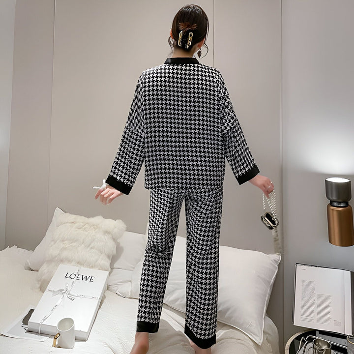 Femme de dos portant un pyjama kimono à motif pied-de-poule noir et blanc. Vêtements de nuit confortables et élégants. Idéal pour se détendre à la maison.