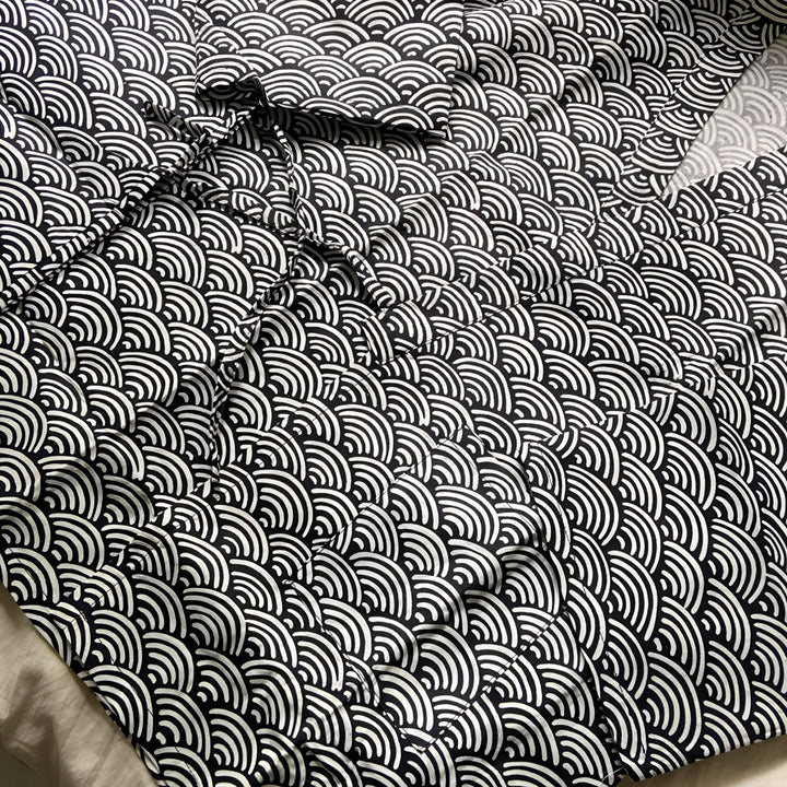 Kimono japonais avec motif Seigaiha noir et blanc. Vêtement traditionnel japonais, parfait pour un style unique. Boutique de kimonos en ligne.