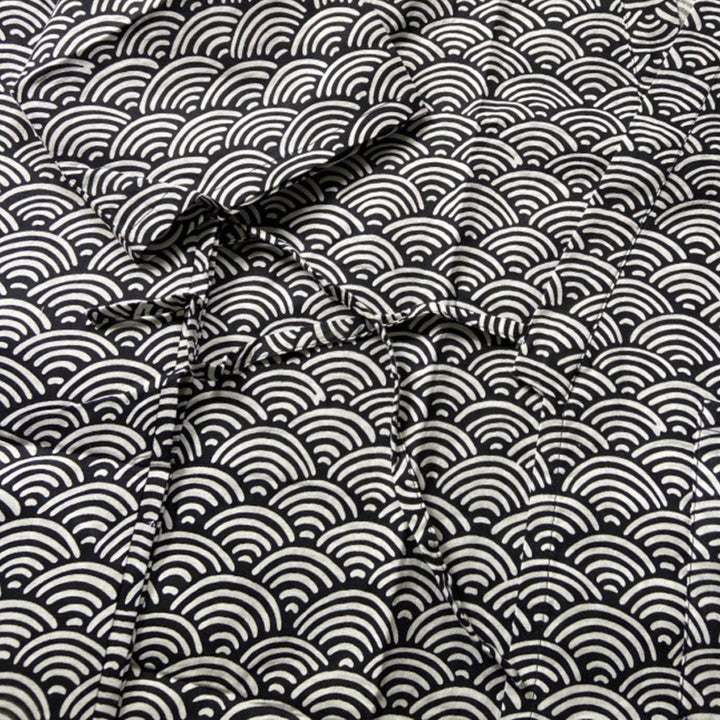 Motif vagues Seigaiha noir et blanc sur kimono, style japonais traditionnel. Vêtements japonais.