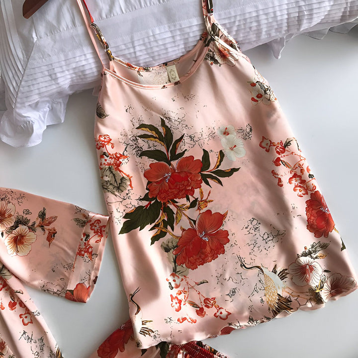 Ensemble kimono femme en satin rose poudré à motifs floraux et grues. Caraco à fines bretelles assorti. Vêtements d'intérieur élégants. Boutique de kimonos en ligne.